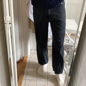 Weekday rail byxor - Säljer mina baggy weekday byxor i modellen Rail för att jag ej använder de längre. De är i bra skick och det skrynkliga man ser på bild 2 beror på att de är nytvättade. Jag är 193 för refens till hur de sitterNypris: 590 kr