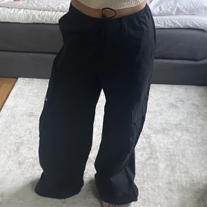 Résumé Cph, Parachute pants, stl 38 - Säljer ett par parachute pants från märket Résumé Cph i storlek 38 då jag köpte fel storlek och hann aldrig returnera dem. Etiketter och lappar sitter kvar, aldrig använt dem