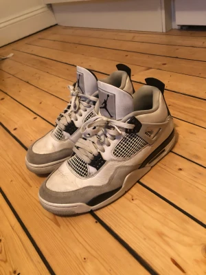 Jordan 4 Miltary Black - Säljer mina Jordan 4s som är köpte på SNKRS app ifjol. Storleken är 45. Dem är ganska använda men jag anser att de har mycket kvar att ge. Boxen medföljer. Kan mötas upp i Stockholms området eller skicka på köparens bekostnad. Priset är ej hugget i sten.