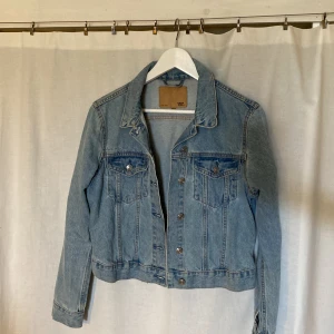 Jeansjacka  - Säljer denna snygga jeansjackan från Lager157 i bra skick