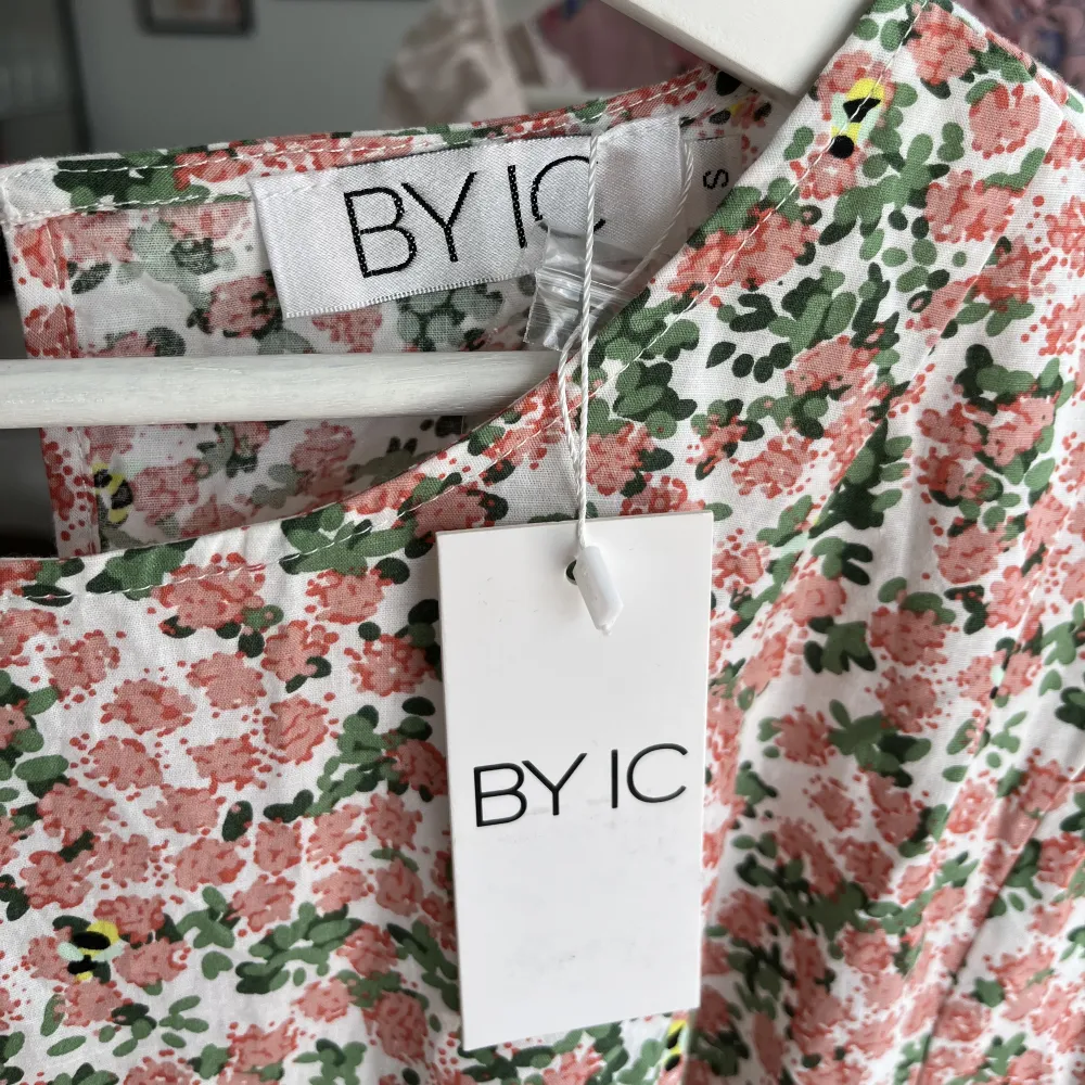 Superfin blommig klänning med knytning i midjan. Köpt från märket BYIC för ca 600kr. Aldrig använd, prislappen sitter kvar 🧡💐. Klänningar.