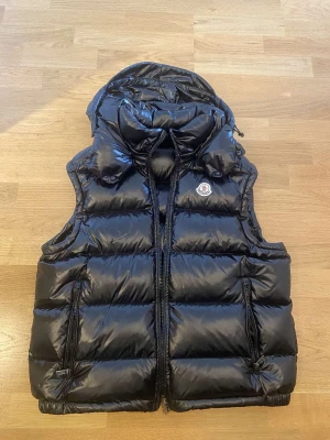 Moncler väst - Moncler puffer väst till salu. Säljer västen eftersom det är inte min stil längre. Oanvänd med inga fel och kommer med en påse som medföljer. Kan ej garantera att den är äkta men nfc scannen fungerar som vanligt. Stl 3 (M) säljer för 1500 priset kan disku
