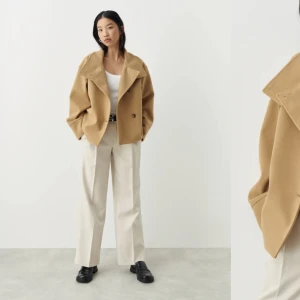 Kappa - Short felt jacket Kappa/jacka från Gina tricot använd men fortfarande i fint skick. Byten till andra höst jackor kan vara intressant och priset är ett förslag. 