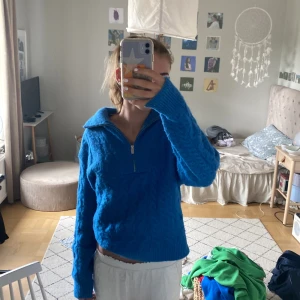 Stickad mysig tröja! - Jättemysig och varm mörkblå tröja från Bikbok ❤️ bara andvänd 2 gånger ❤️ nypris: 499