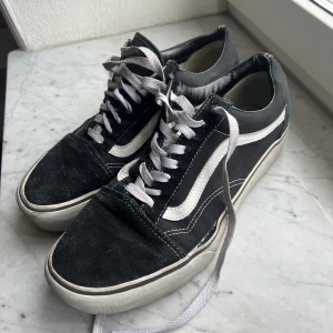 VANS Old skool black/white - Supertrendiga VANS old skool black/white plattform storlek 42💗💗nypris 1000kr mitt pris 850! Bra skick inga somhelst hål