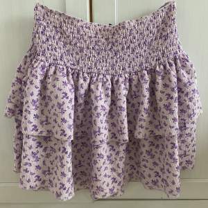 Hej, säljer nu min fina kjol från Gina för att den inte kommer till andvändning, köpte för 249kr säljer för 99kr.🙌🏻❤️