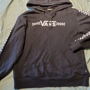 Snygg vanshoodie - Huvtröja av märket Vans, superbra skick. Nypris: 500