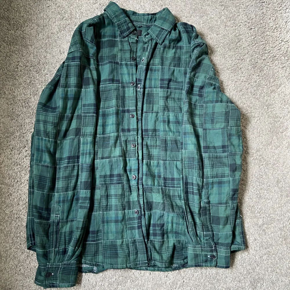 Mörkgrön unik skjorta. Passar bra som kofta för att få en alternativ look. . Skjortor.