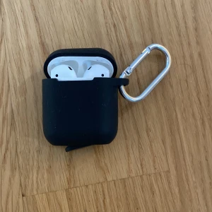 Airpods fodral - Jag säljer nu mitt airpods fodral. Inget fel på de. Skick: 10/10 Nypris: 500 kr