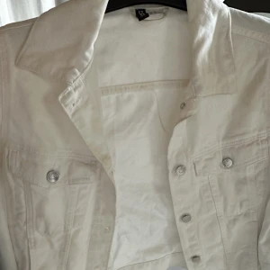 Vit jeansjacka - En lite kortare vit jeansjacka, tröttnat på passformen därför säljs den