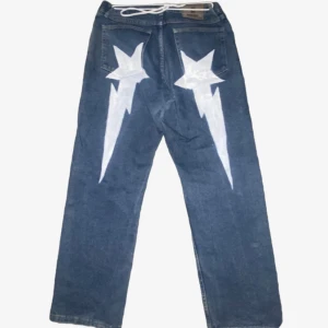 MID WAIST JEANS MED TRYCK - Säljer dessa baggy jeans med bape tryck i bak. Helt felfria och knappt använda Strl 32x30 vilket är typ M/L Buda gärna!