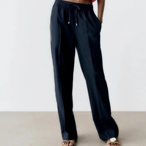 Linnebyxor  - Säljer mina mörkblåa linnebyxor från zara. Använda ett fåtal gånger, så i bra skick!