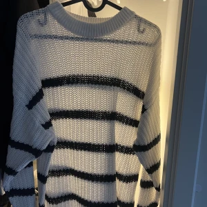 Vit och blårandig stickad - Stickad tröja i fint skick, sparsamt använd.