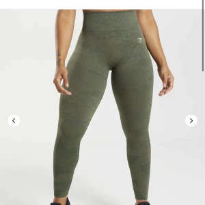 Gymshark camo tights - ADAPT CAMO SEAMLESS LEGGINGS i färgen ”Moss Olive/Core Olive” från Gymshark. Strl Xs, passar även S. Använda 2 ggr, nyskick. Originalpris 599 kr. Pris kan diskuteras.