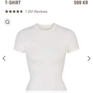 Säljer denna skims t-shirt i färgen marble, stl s. Sparsamt använd. Den har ett igensytt hål på ena sidan, se bild 2,3. Inget som syns eller märks när man har den på sig! hör av dig för fler bilder💕💕