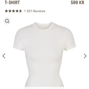 Skims t-shirt - Säljer denna skims t-shirt i färgen marble, stl s. Sparsamt använd. Den har ett igensytt hål på ena sidan, se bild 2,3. Inget som syns eller märks när man har den på sig! hör av dig för fler bilder💕💕