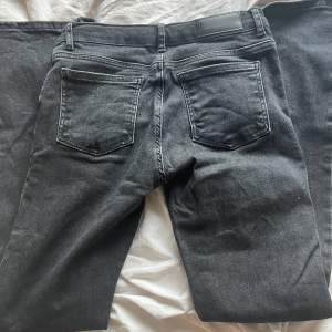 Bikboks Low waist jeans! Köpte dom i vintras. Mycket bra skick! Säljer på grund av att jag inte gillar modellen längre🙃. Skulle säga att längden på dessa skylla va bra på en som är 164 ish eller kortare! Storleken som står är s men skulle säga XS, stretch