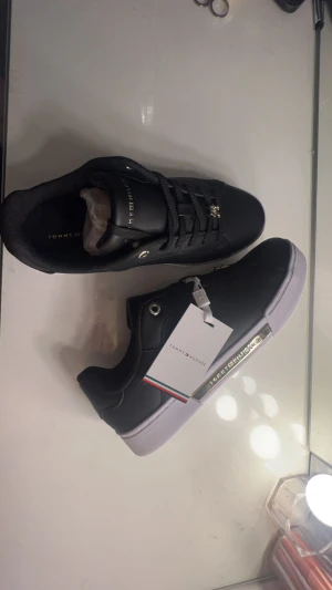 Tommy hilfiger skor  - Säljer mina helt helt nya Tommy hilfiger skor eftersom jag beställde fel storlek o min storlek är slutsåld nu. Själv köpt dem för 1200 men säljer dem här för 1000 kom privat för flera bilder o mera info