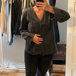 Skjortjacka Weekday  - Jätteskön skjortjacka från Weekday i mjukt denimtyg. Stl XS men passar mig som brukar ha M.