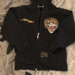 Ed hardy zip up - E i barn storlek men sitter som xs men med kortare armar inga fel på den förutom att den saknar några rhinestones men inget som märks skriv om du vill ha fler bilder💞