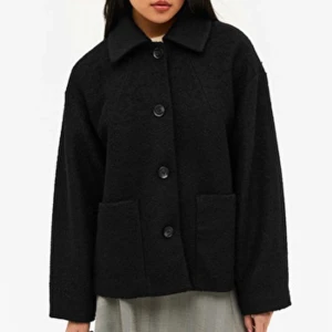 Svart höstjacka  - Svart höstjacka från monki som är använd sparsamt men har nopprat sig lite. Nypris 600kr, säljer för 250kr + frakt. 