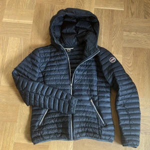 Colmar jacka  - Mycket fint skick. Blå i strl. 40 vilket är som ca strl. 36 