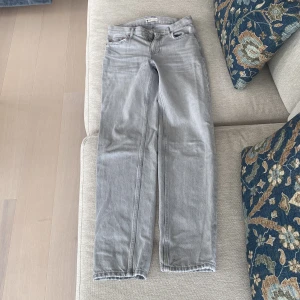 Jeans  - Ett par låmidjade jeans ifrån Gina tricot i storlek 32. Passar mig som är 165 och endast använda några fåtal gånger. Jag står inte för frakten!