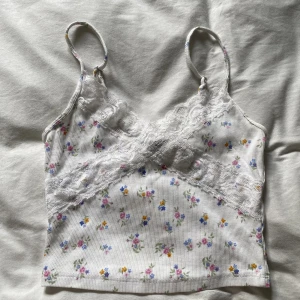 Linne - Blommigt linne i bra skick. Säljer pågrund av att den är för liten för mig. Köparen står för frakten