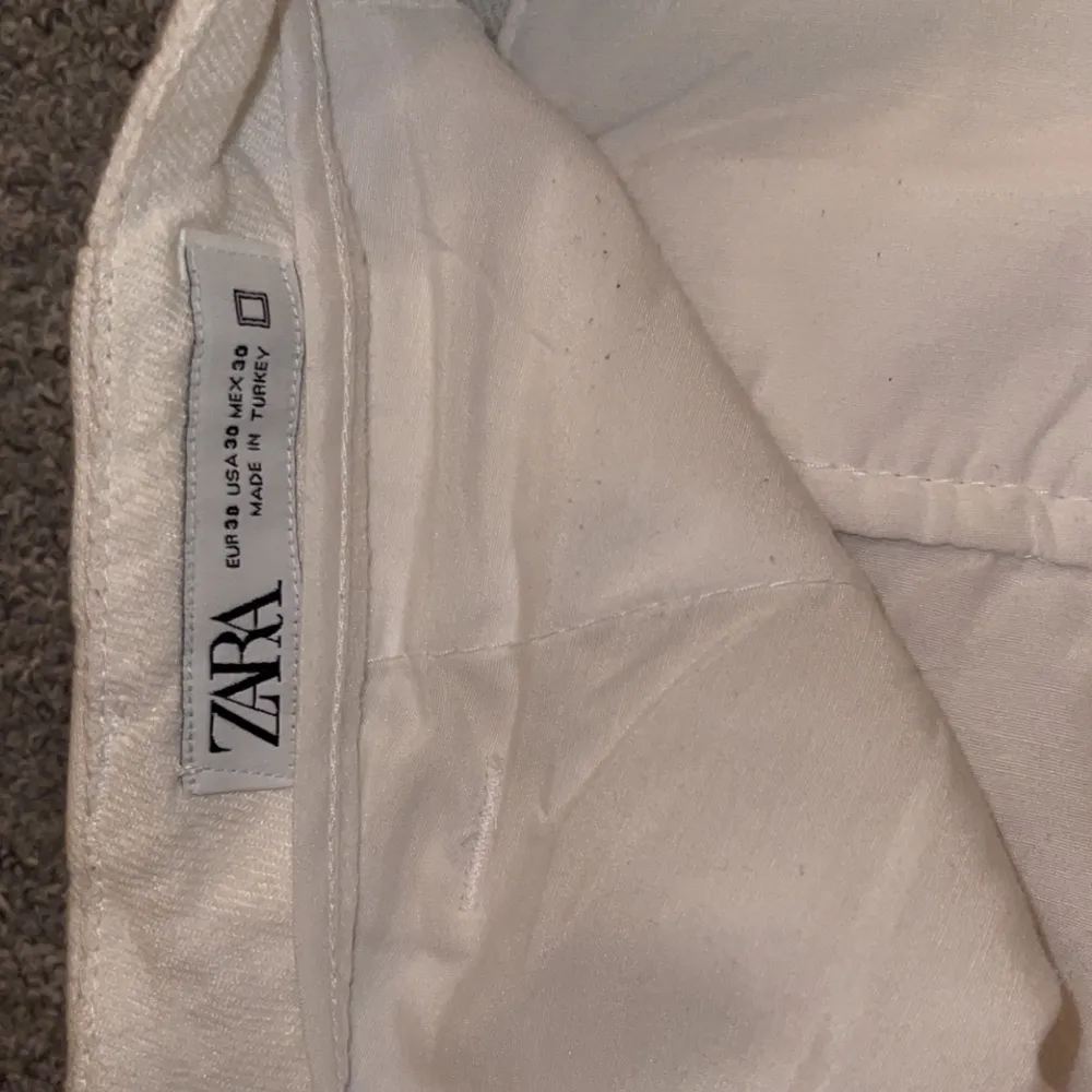 Jag säljer mina vita linnebyxor från Zara pga att de inte kommer till användning. Väldigt bekväm, lagomt vida och framförallt väldigt snygga. Skick 7/10 Hör av er vid funderingar!. Jeans & Byxor.
