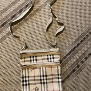 Burberry Axelremsväska - Någorlunda Skick, får plats med mycket!