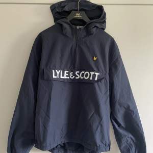 Marinblå Lyle & scott jacka i storlek 15-16 junior. Mycket bra skick. 