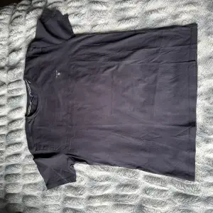 Snålt använd gant T-shirt som köptes för 450kr i storlek S. Inga defekter eller märkvärdigt med tröjan. 