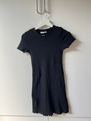 En svart åtsittande klänning från Pull & Bear. Storlek M Mycket bra skick!
