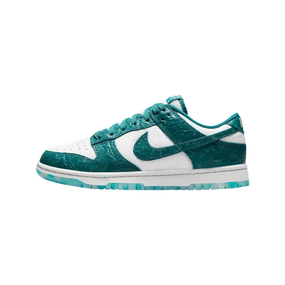 Säljer oanvända Nike dunk low ocean i storlek 38. . Skor.