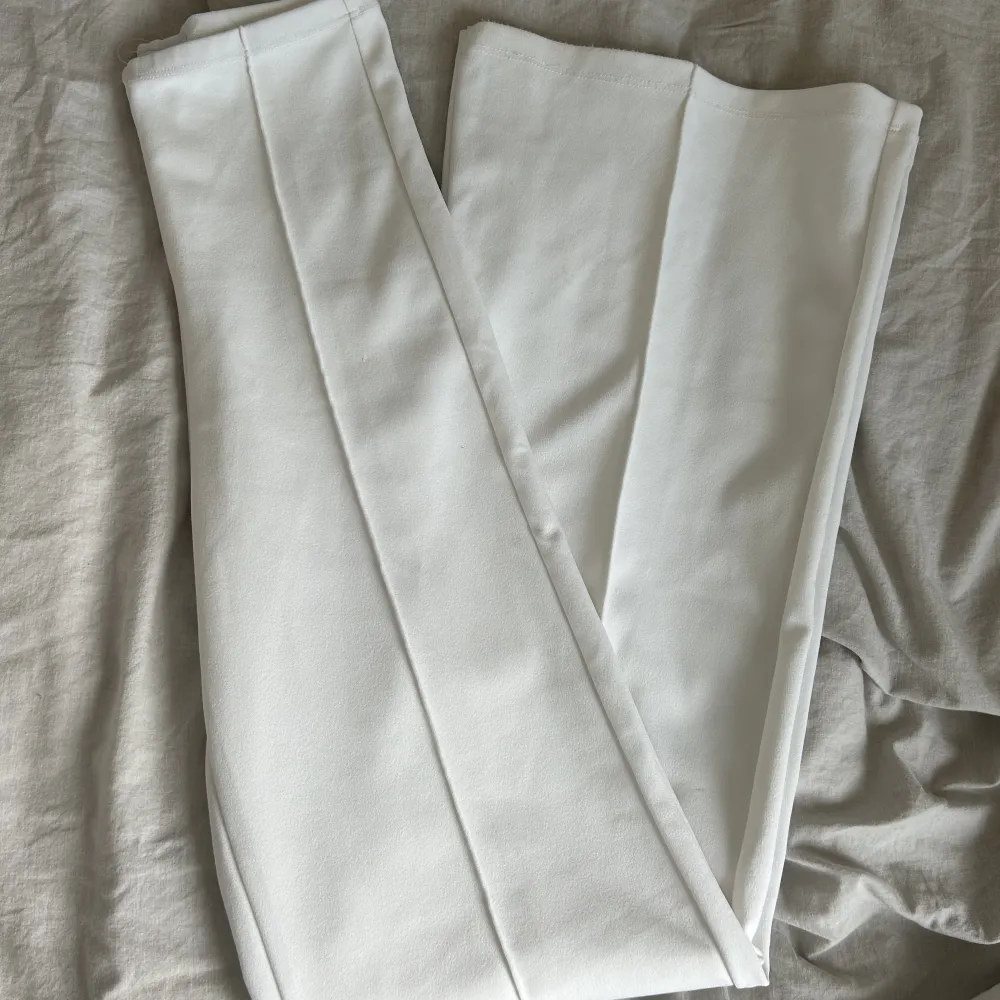 Vita kostymbyxor från chiquelle, använda 2 ggr. . Jeans & Byxor.