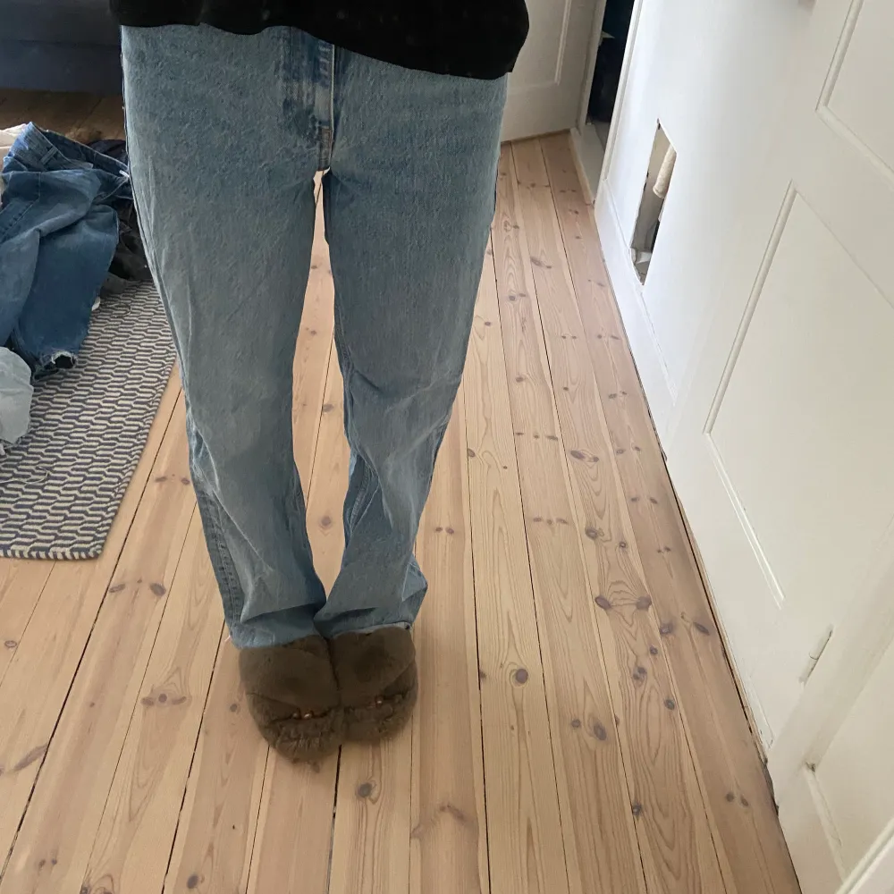 Säljer dessa jeans från zara storlek 34. Jeans & Byxor.