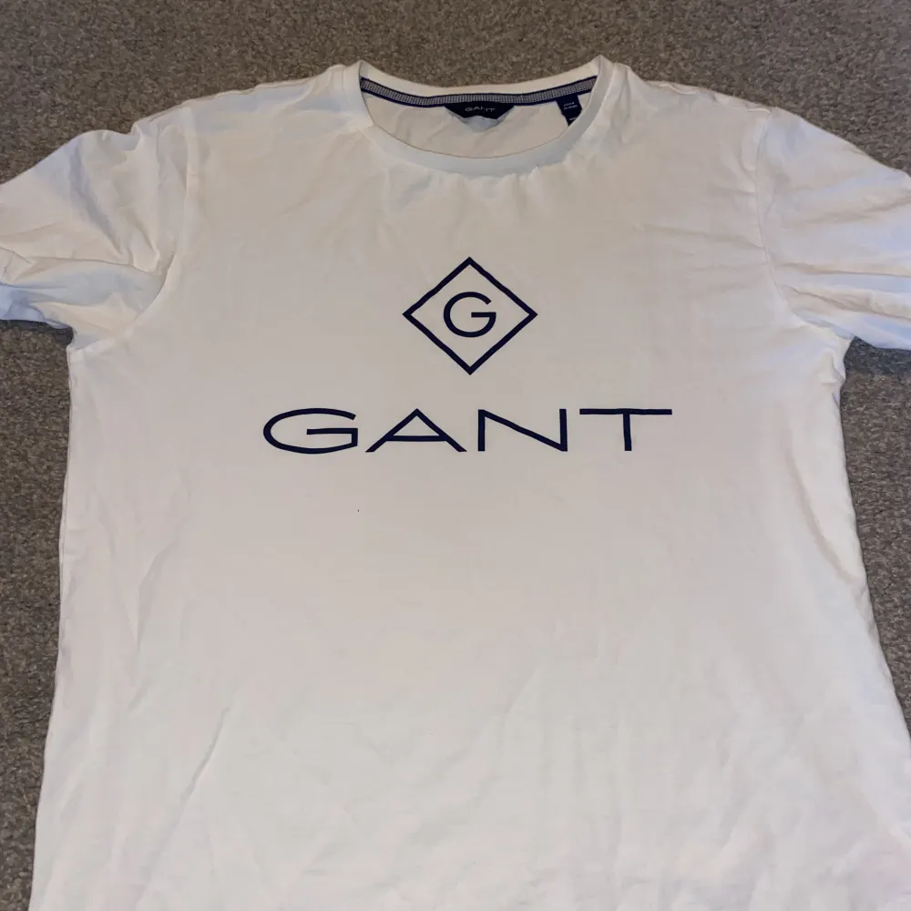 Säljer 2 st Gant t-shirts i fint skick, Tröjorna är köpta på Nk  . T-shirts.