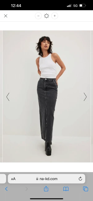 Jeans kjol  - En svart jeans kjol som tyvärr va en storlek för liten på mig😢Den är helt oanvänd och prislappen är kvar