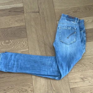 Dondup jeans - Säljer dessa feta dondups i moddeln george, storlek 30/30 skulle säga att skicket 9/10,  nypris 3000 mitt pris 850 men kan diskuteras vid snabb affär