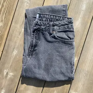 Snygga jeans från kidsbrandstore.se  W28 L28 Knapp som man spänner byxan är sönder men funkar ändå (billigare pris)