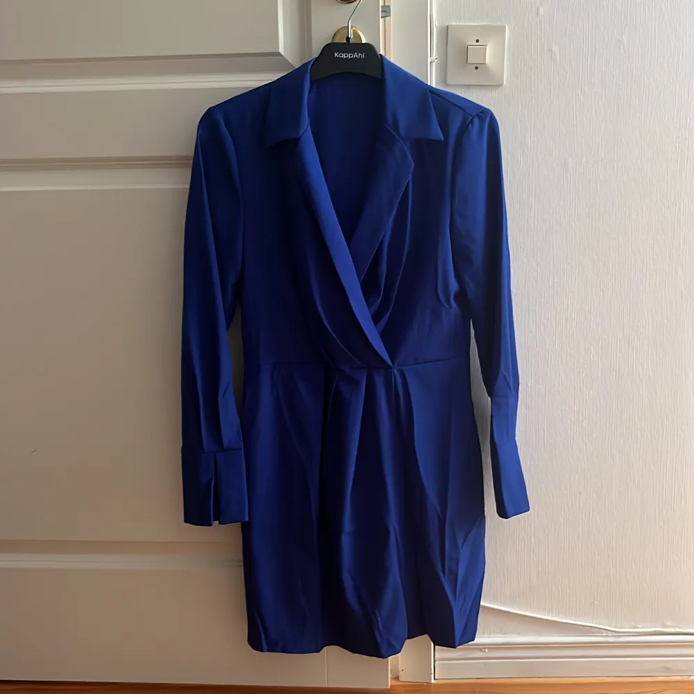 Helt oanvänd blåklänning från SHEIN i storlek S. Säljer pågrund av att den bara ligger i garderoben.. Klänningar.