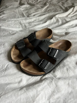 Svarta Birkenstock  - Svarta birkenstocks soft footbed i läder , stl 38 