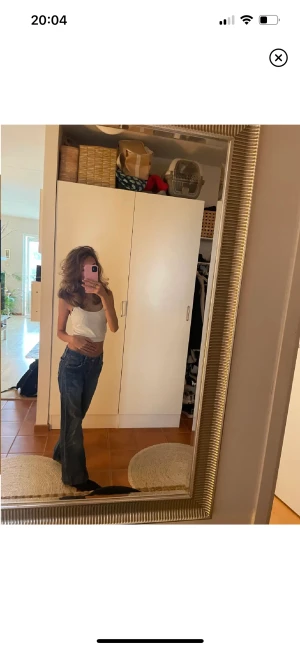 Snygga lågmidjade jeans - Köpte dessa snygga jeansen här på plick men de var för korta för mig och därav säljer jag dem🫶 Är 162 så de skulle nog passa någon som är 159 eller lägre bättre! Skriv för fler frågor! Lånade bilder 💗