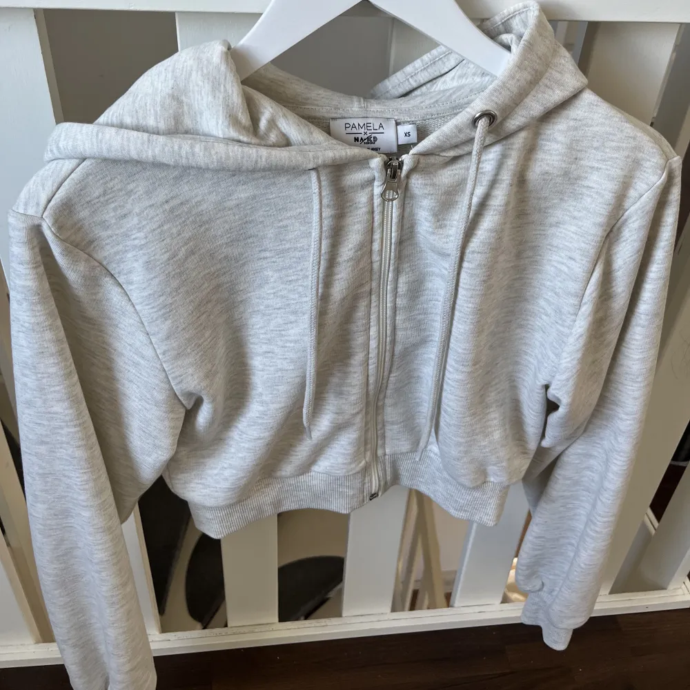 Säljer en croppad zip-hoodie från NA-KD som inte kommer till användning🙃  30kr +frakt . Hoodies.