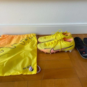 Fotbollsskor - Typ helt nya fotbollsskor som används 1 gång, säljer pga för stt de inte passa min fot💘allt på bilderna ingår! Pris kan diskuteras 
