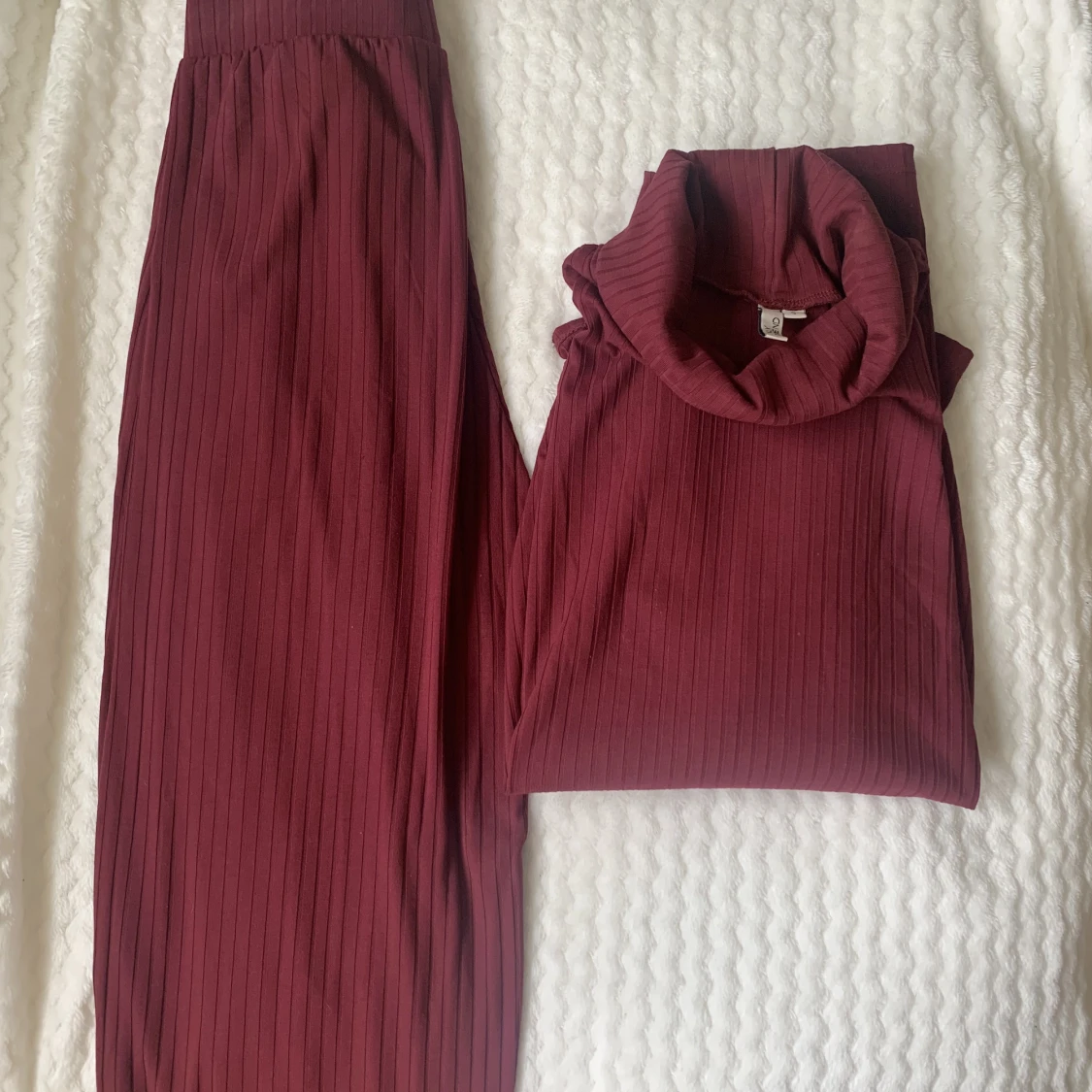 Säljer detta set i vinröd - 90