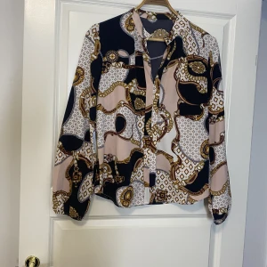 Blus - En väldigt fin blus som är i nytt skick 