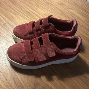 Röda sneakers - Röda sneakers från Sandro Paris, storlek 36. Använd fåtal gånger!