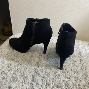 Stövletter - Svarta klack stövletter använda i gott skick 