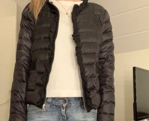 Dunjacka - Jättefin dunjacka från Zara, köpt här på Plick. Perfekt nu till hösten! Lånade bilder. Kanske startar budgivning om flera är intresserade. Kan köpas direkt för 350kr. Skriv privat för fler bilder eller om ni har frågor💓!